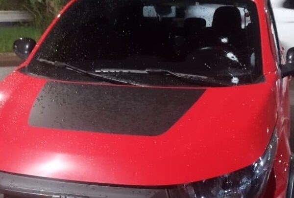 Assaltante morre em troca de tiros com a PM após roubo de carro 