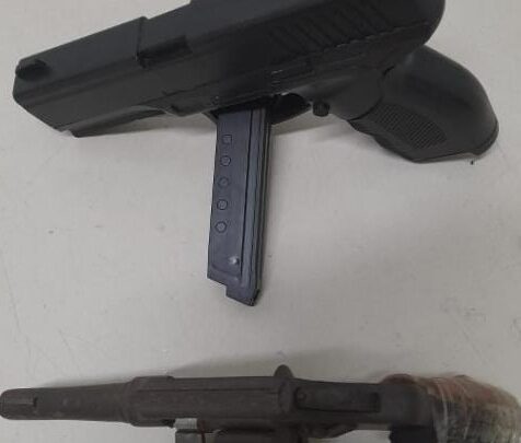 Homem é preso ao tentar roubar policial militar com revólver e simulacro de arma de fogo