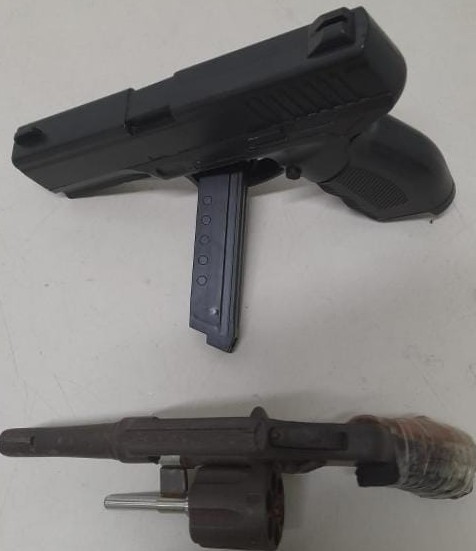 Homem é preso ao tentar roubar policial militar com revólver e simulacro de arma de fogo Homem é preso ao tentar roubar policial militar com revólver e simulacro de arma de fogo