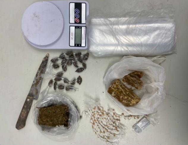 PM captura suspeito de tráfico de drogas e apreende entorpecentes PM captura suspeito de tráfico de drogas e apreende entorpecentes