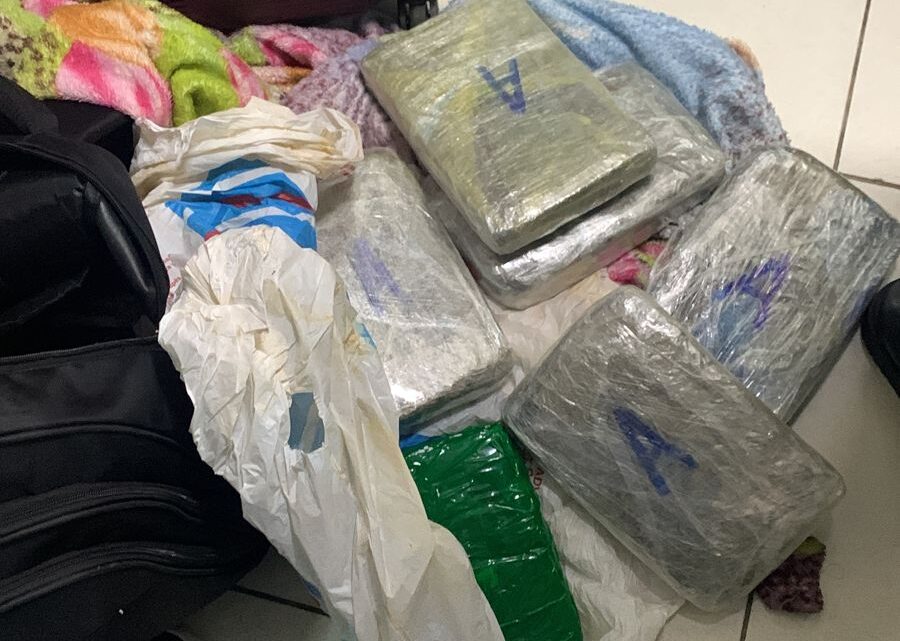 Carga de cerca de R$ 70 mil em drogas deixada em ônibus