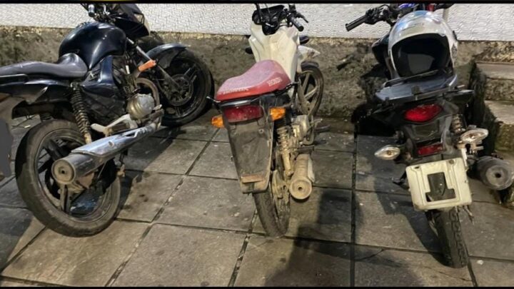 Três motos roubadas são recuperadas pelas PM e trio é preso