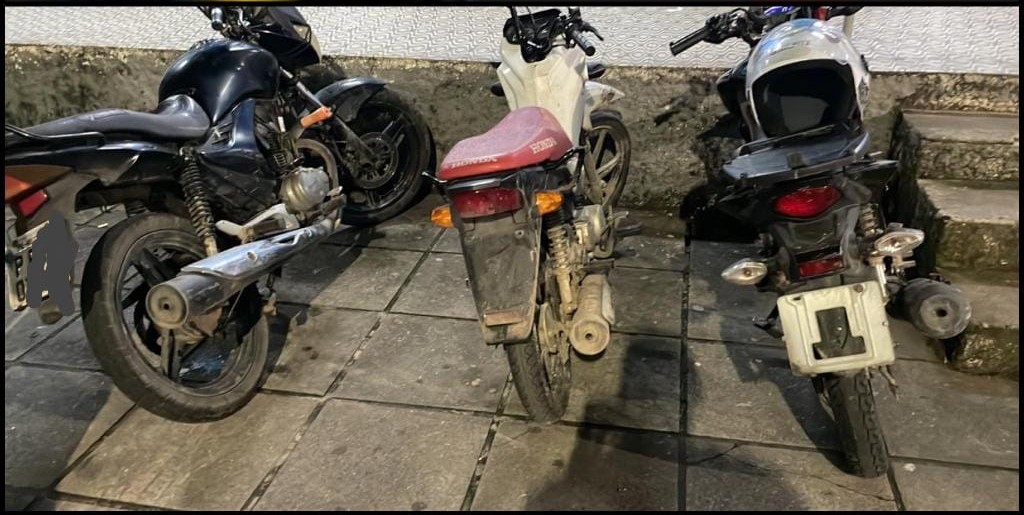 Três motos roubadas são recuperadas pelas PM e trio é preso
