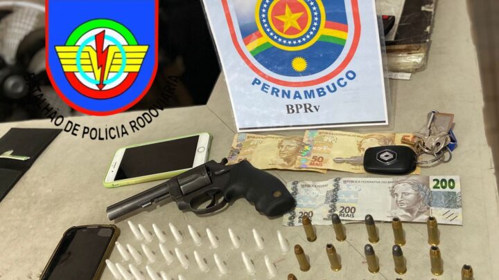 Dupla é presa com dinheiro falso, drogas e arma de fogo