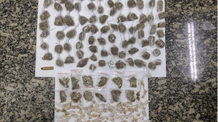 Adolescentes são apreendidos com pedras de crack, big bigs e ziplocks de maconha