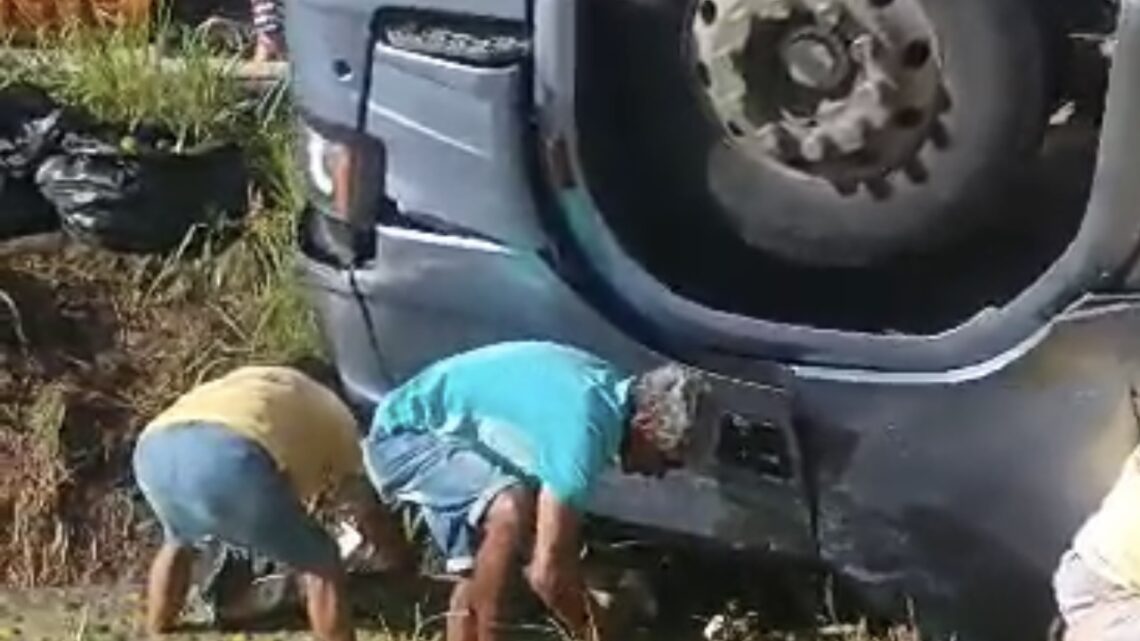 Caminhoneiro morre e população saqueia carga de laranja, em Pernambuco Caminhoneiro morre e população saqueia carga de laranja, em Pernambuco