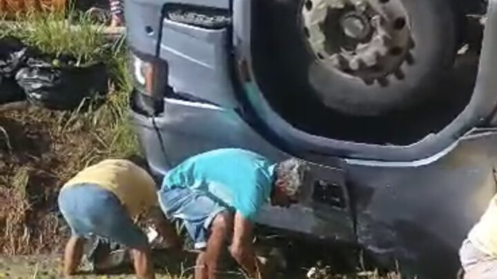 Caminhoneiro morre e população saqueia carga de laranja, em Pernambuco