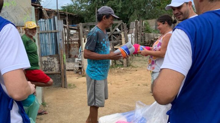 Rotary Caruaru entrega cobertores da ‘Campanha do Agasalho’ na Rua da Lata