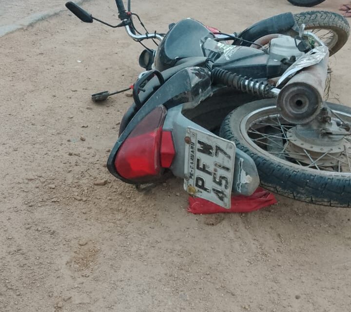 Motociclista fica gravemente ferido após colidir contra placa, em Caruaru