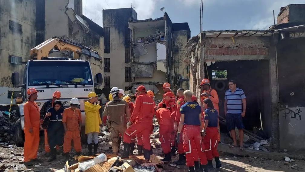 Encerradas buscas por vítimas em prédio que desabou no Grande Recife