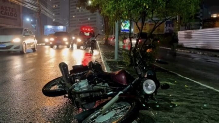Motociclista morre, após colisão em árvore