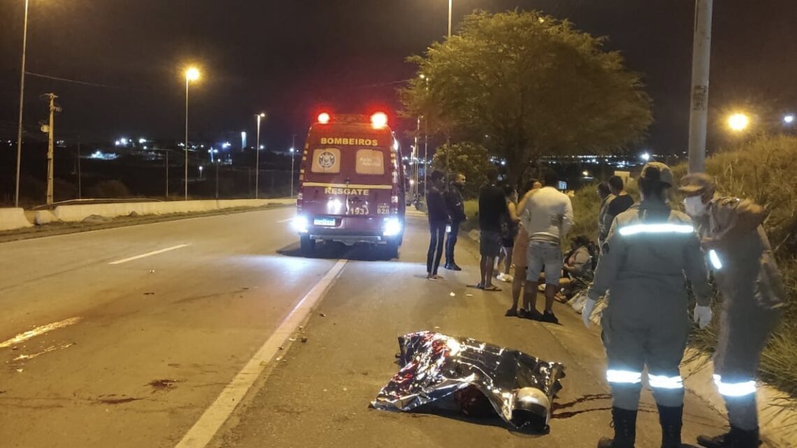Motociclista morre após colisão em traseira de caminhão, em Caruaru Motociclista morre após colisão em traseira de caminhão, em Caruaru