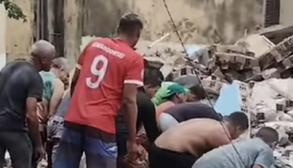 Prédio desaba e moradores são soterrados