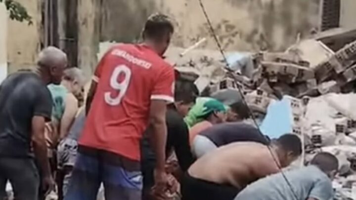 Prédio desaba e moradores são soterrados