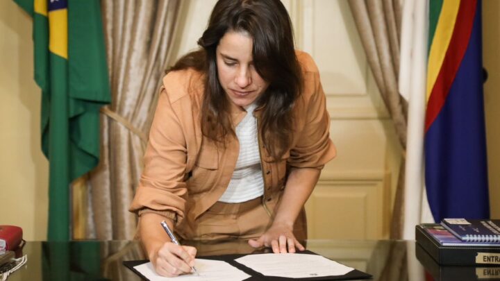 Raquel Lyra sanciona lei que institui programa de distribuição gratuita de absorventes