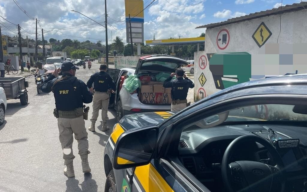 PRF recupera carro roubado e apreende carga de calçados falsificados PRF recupera carro roubado e apreende carga de calçados falsificados