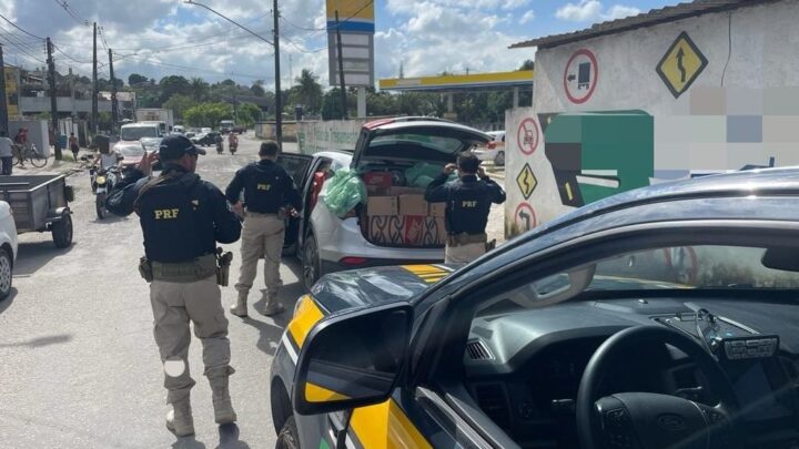 PRF recupera carro roubado e apreende carga de calçados falsificados
