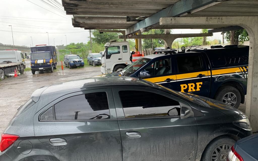 PRF detém dupla em carro roubado, com arma, dinheiro e identidade falsa de agente penitenciário