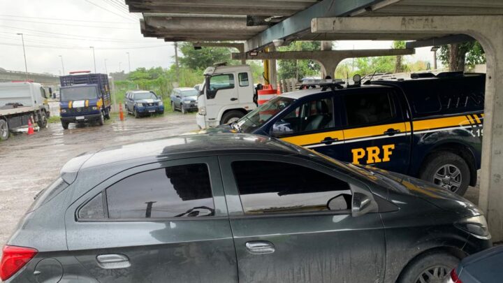 PRF detém dupla em carro roubado, com arma, dinheiro e identidade falsa de agente penitenciário