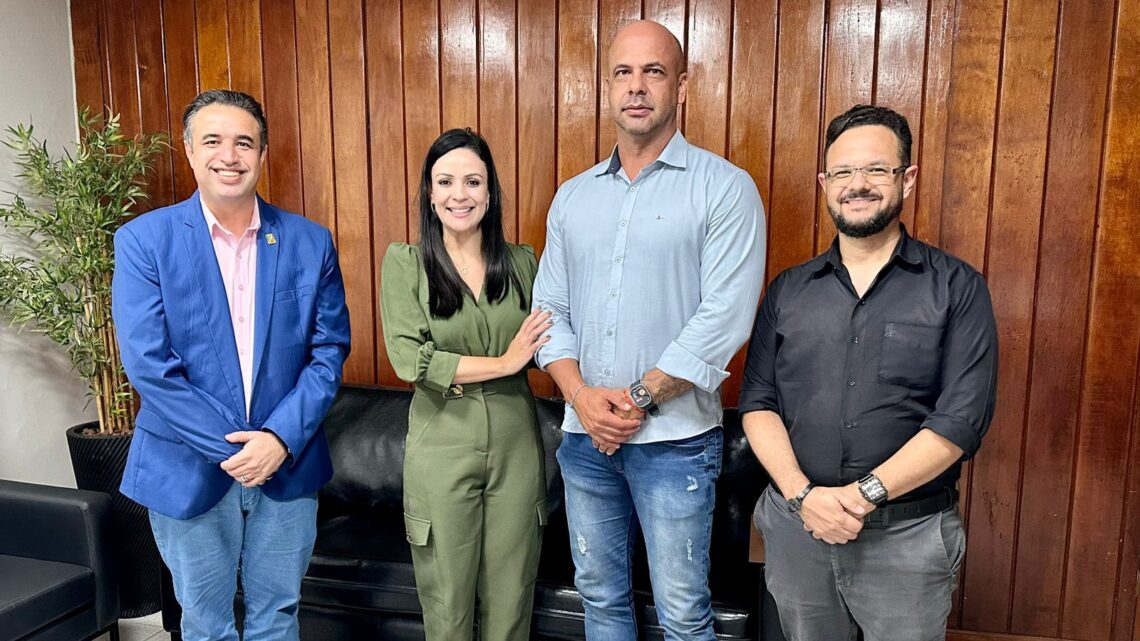 Anderson Correia e Bruno Lambreta se reúnem com Márcia Conrado, na AMUPE, em prol da habilitação do ICIA no SUS