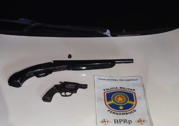 PM apreende armas de fogo e recupera veículo roubado