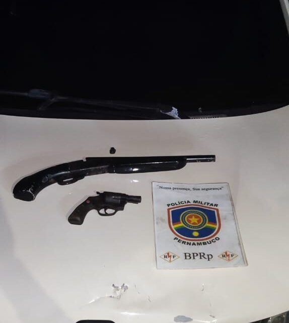 PM apreende armas de fogo e recupera veículo roubado