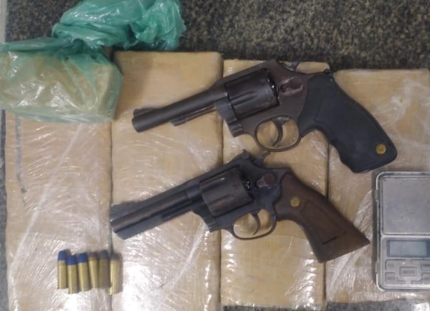 PM captura pai e filho por tráfico de drogas e posse de armas de fogo PM captura pai e filho por tráfico de drogas e posse de armas de fogo