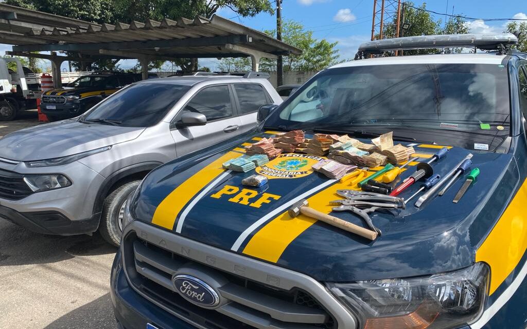 Motorista com R$ 87 mil sem procedência declarada e carro roubado é preso