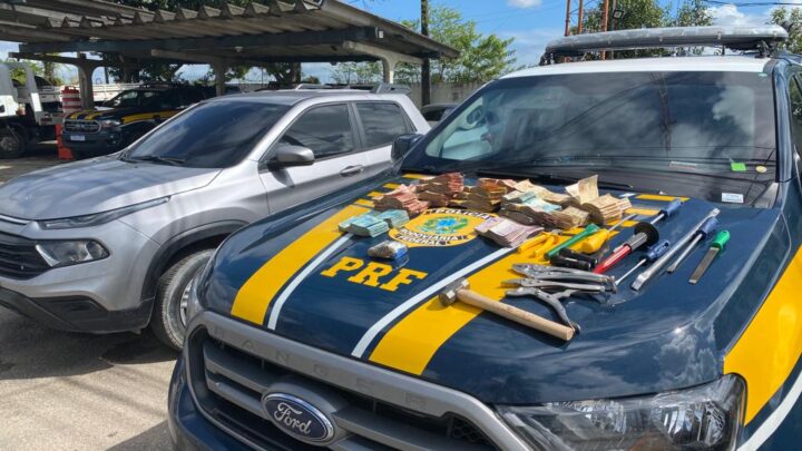 Motorista com R$ 87 mil sem procedência declarada e carro roubado é preso