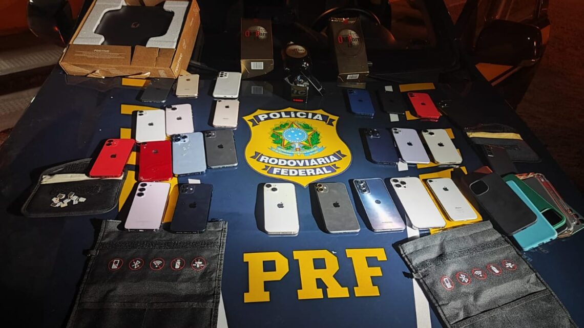 Quarteto é detido após ser flagrado com 25 celulares roubados
