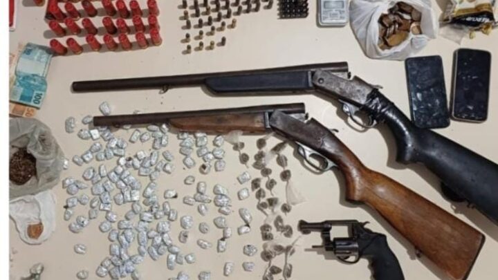 Três presos em flagrante com armas e drogas
