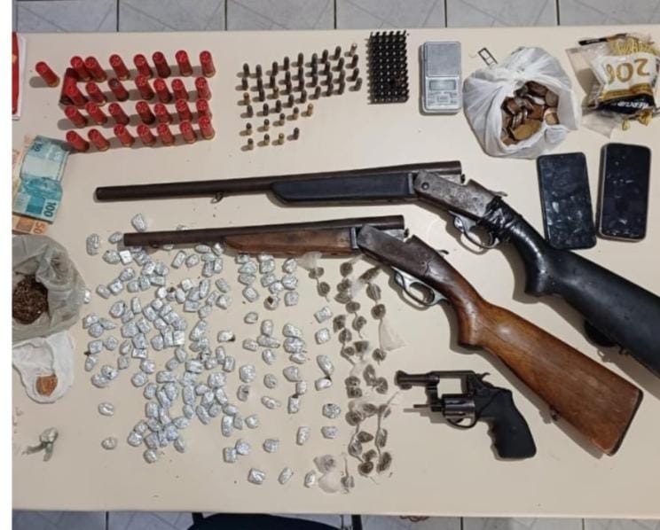 Três presos em flagrante com armas e drogas Três presos em flagrante com armas e drogas