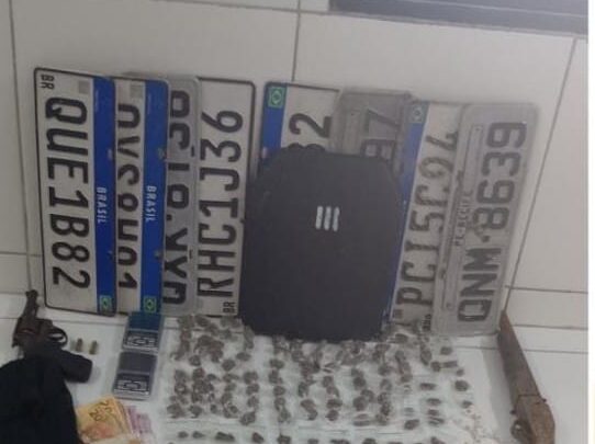 Adolescentes apreendidos com drogas, armas e placas de veículos