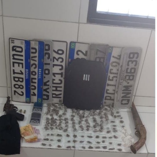 Adolescentes apreendidos com drogas, armas e placas de veículos Adolescentes apreendidos com drogas, armas e placas de veículos