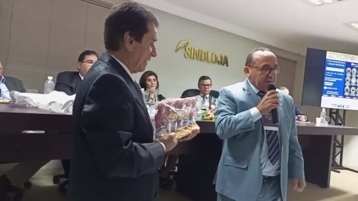 Vereador Leonardo Chaves recebe homenagem durante o Seminário CENALEG