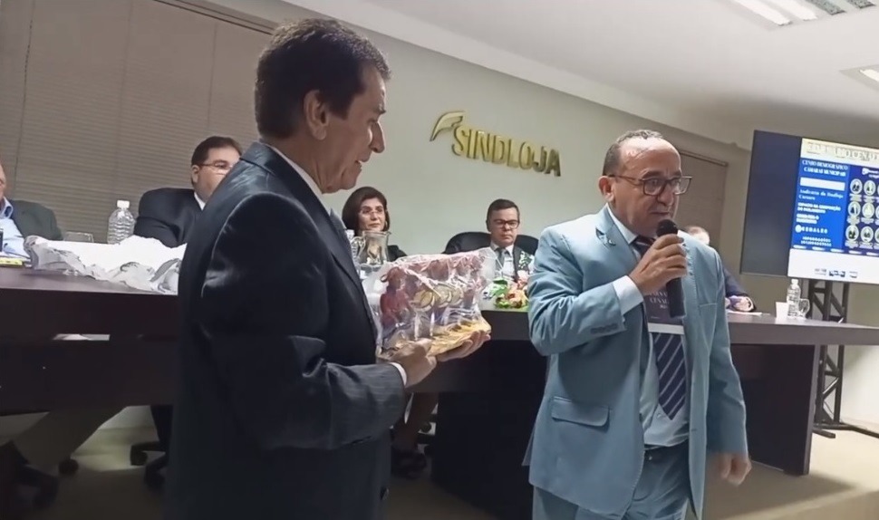 Vereador Leonardo Chaves recebe homenagem durante o Seminário CENALEG