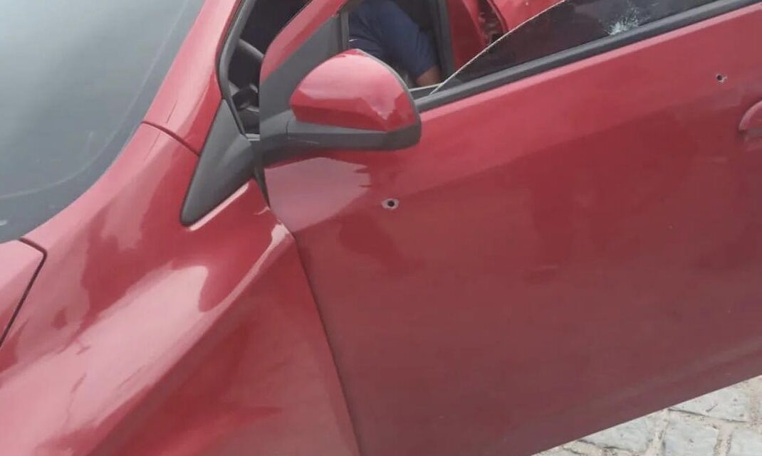 Pintor é assassinado a tiros dentro de carro, em Caruaru Pintor é assassinado a tiros dentro de carro, em Caruaru