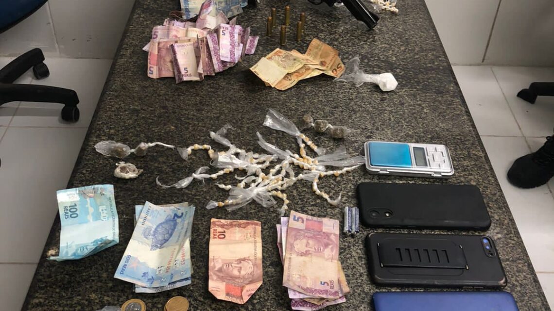 PM prende cinco homens com arma e drogas PM prende cinco homens com arma e drogas