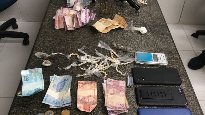 PM prende cinco homens com arma e drogas