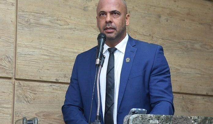 Anderson Correia pede a criação de um programa de fiscalização para limpeza de terrenos sem edificação em Caruaru