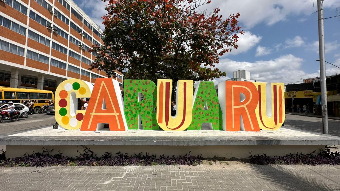 Crianças celebram o Agosto: Mês da Primeira Infância com pintura artística no letreiro principal de Caruaru Crianças celebram o Agosto: Mês da Primeira Infância com pintura artística no letreiro principal de Caruaru