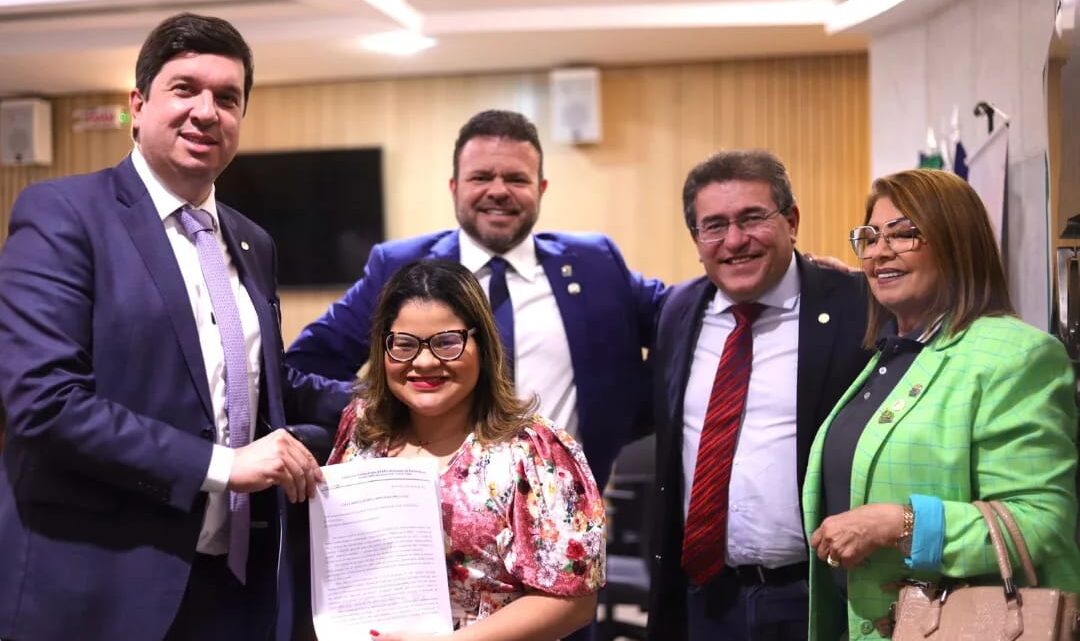 Apaes de Pernambuco entregam carta aos deputados na Alepe Apaes de Pernambuco entregam carta aos deputados na Alepe