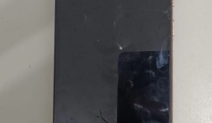 Adolescente é apreendido com celular roubado