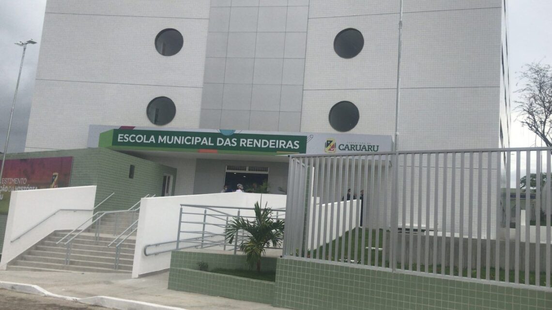 Requalificação da quadra da Escola Leudo Valença e premiação da Copa Caruaru serão entregues nesta terça-feira (15) Requalificação da quadra da Escola Leudo Valença e premiação da Copa Caruaru serão entregues nesta terça-feira (15)