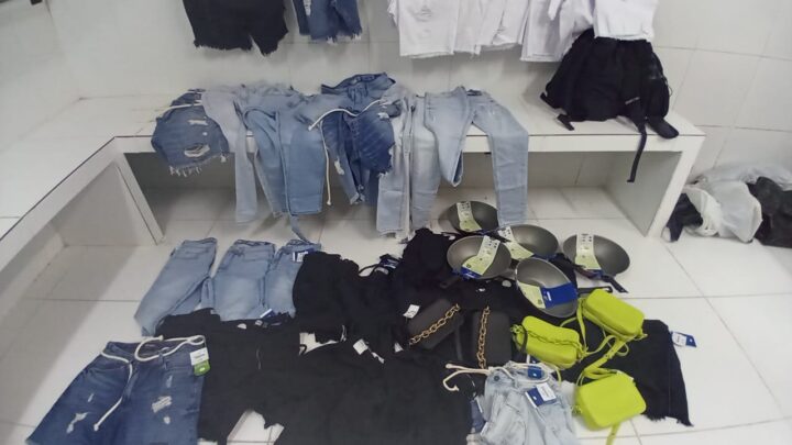 Mulher é presa por roubo e ameaçar funcionários e clientes de loja usando arma branca