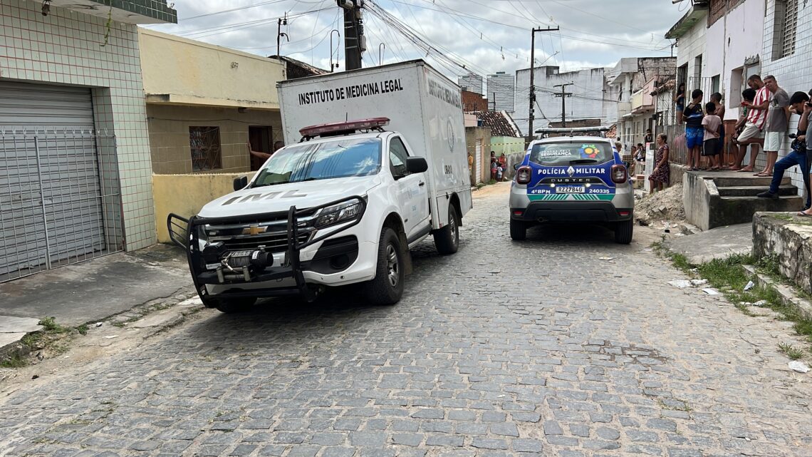 Mulher é assassinada com golpe de faca no pescoço dentro da própria casa, em Caruaru Mulher é assassinada com golpe de faca no pescoço dentro da própria casa, em Caruaru