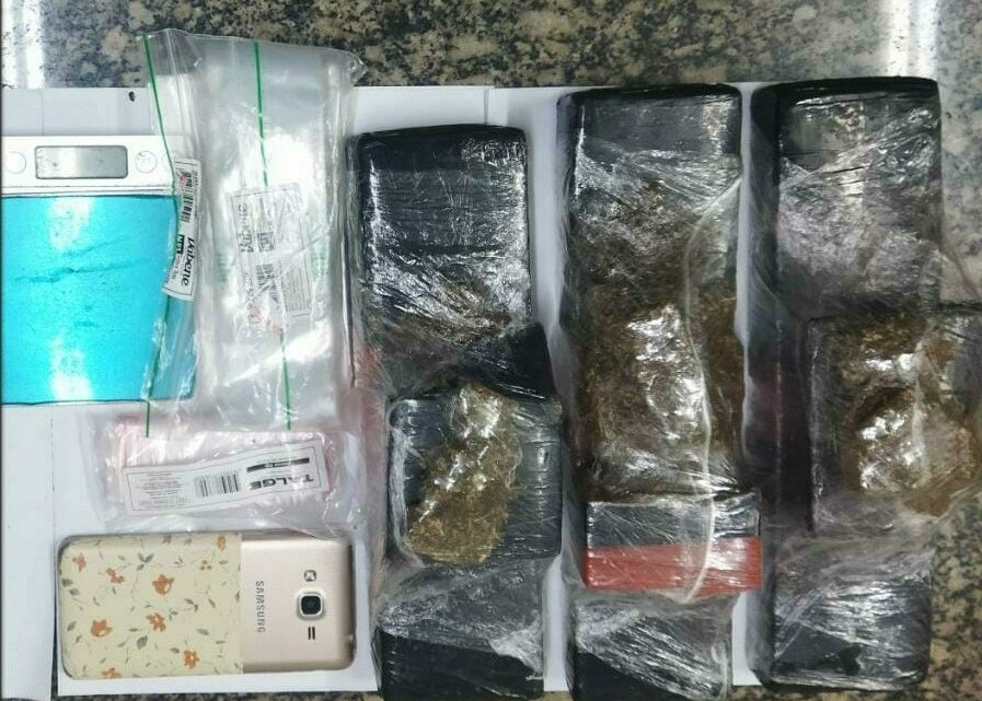 Mulher é presa por tráfico de drogas