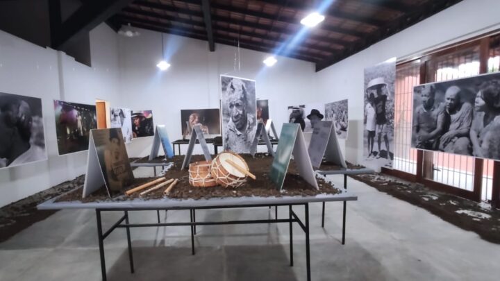 Exposição fotográfica sobre Azulão é prorrogada na Casa da Mulher Artesã