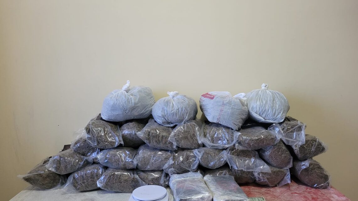 PM prende homem com duas malas contendo maconha e cocaína PM prende homem com duas malas contendo maconha e cocaína