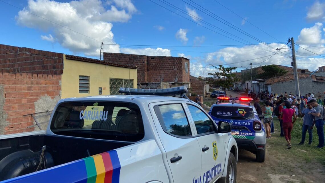 Jovem é morto na porta da garagem da própria casa Jovem é morto na porta da garagem da própria casa